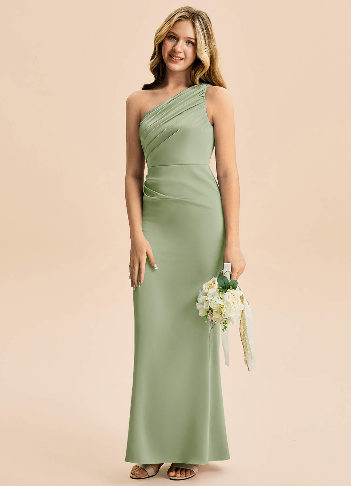 Azazie Akilah Junior Vestido Dusty Sage de Cetim elástico de Bainha com Plissado image4