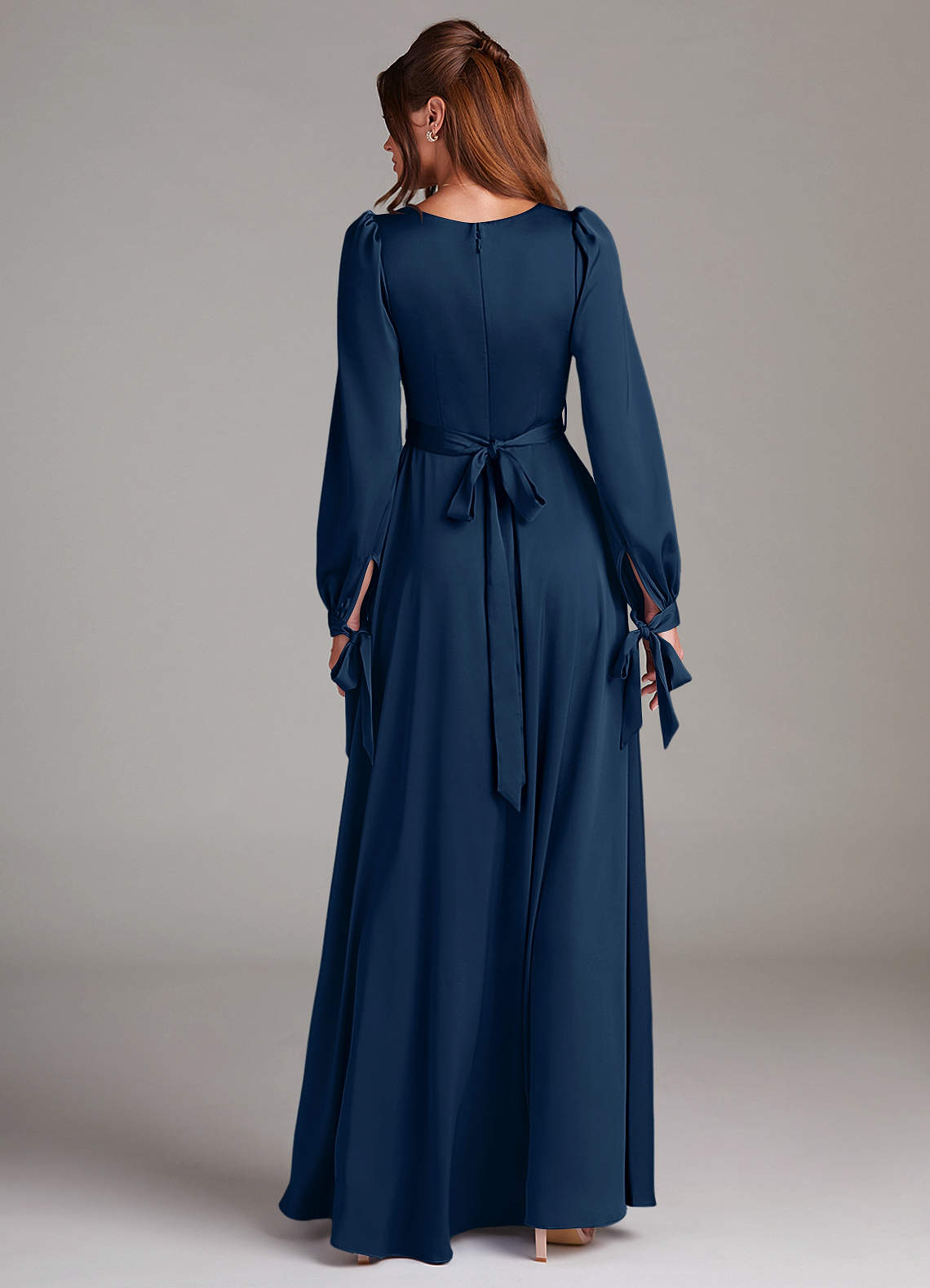 Azazie Leonia Robes de demoiselle d'honneur Robe Trapèze en Satin extensible Manche longue Bleu Marine Foncé image1