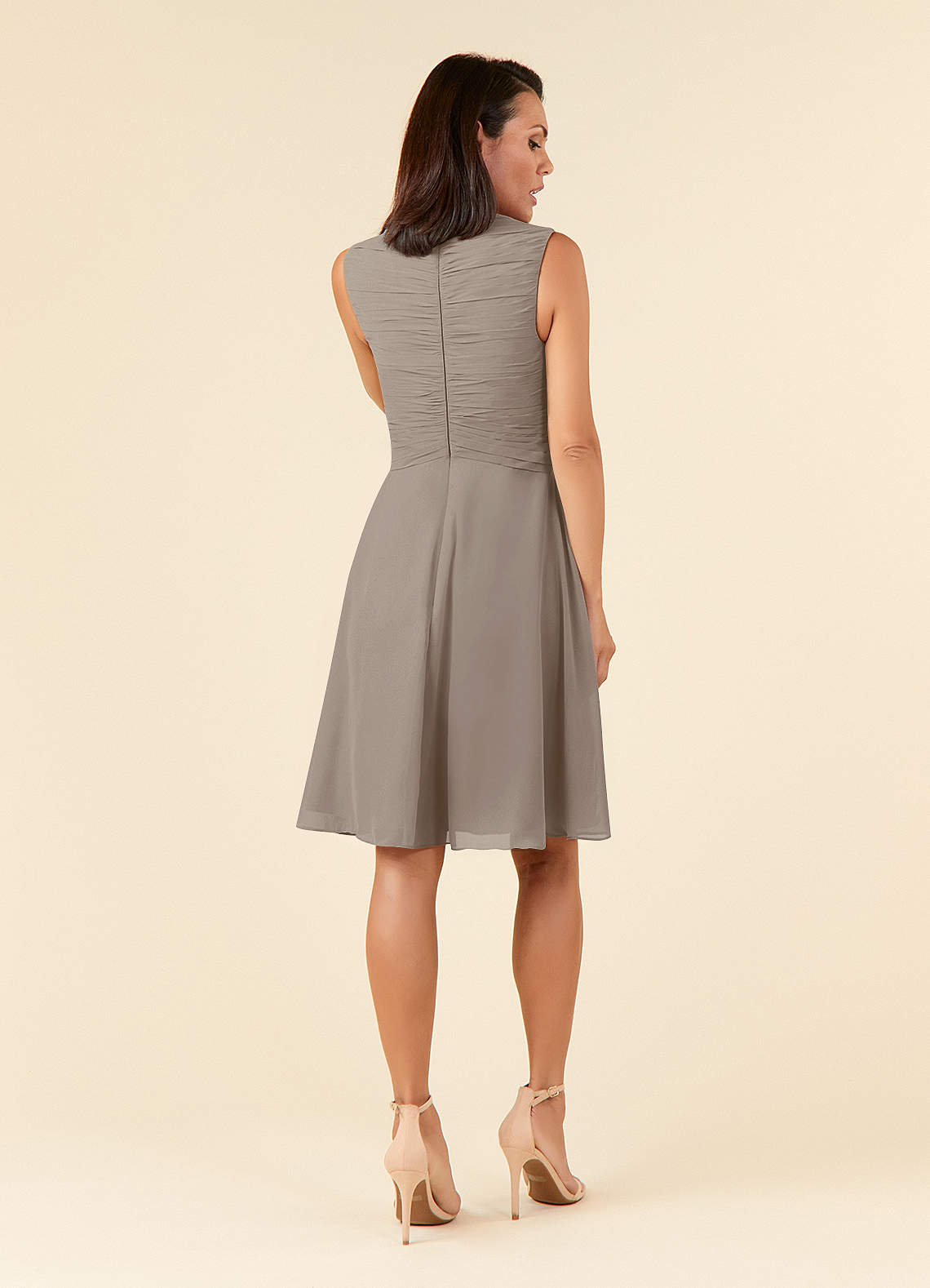 Azazie Theron Mère de la mariée Robes Robe Trapèze en Mousseline de soie Col V plissé Taupe image5