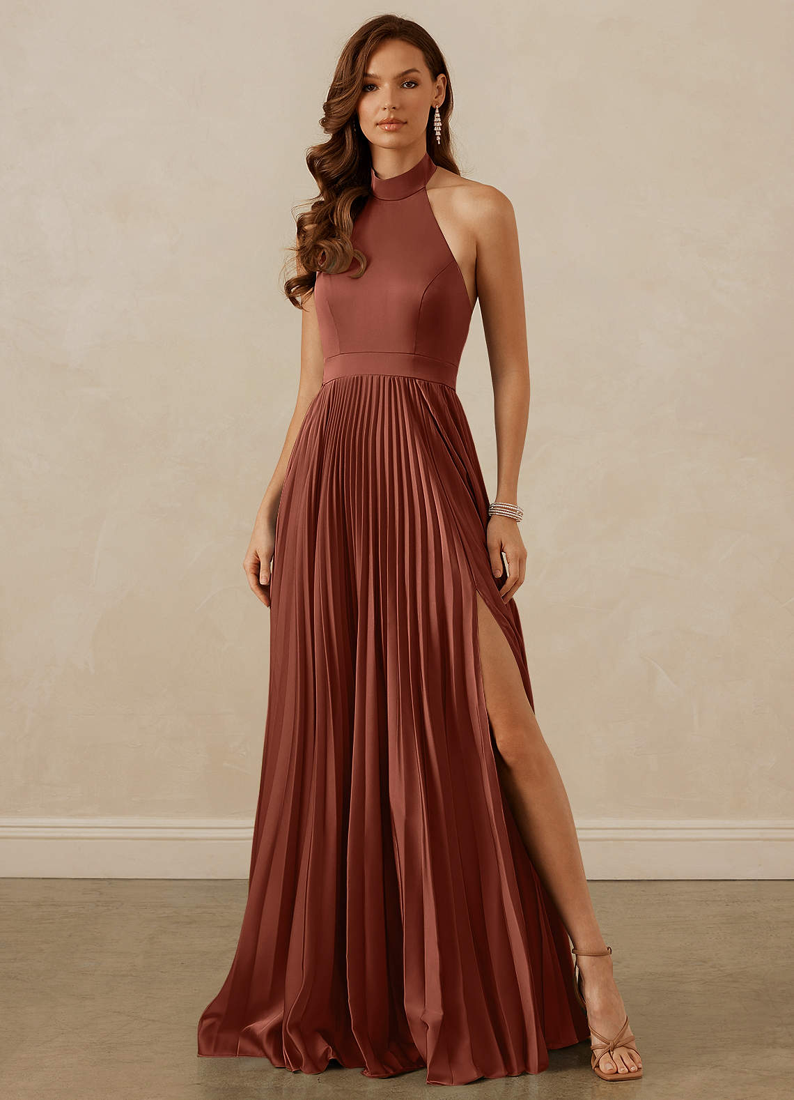 Christian Siriano Bridal for Azazie 1007 Robes de demoiselle d'honneur Robe Trapèze en Satin extensible Plissée Argile image1