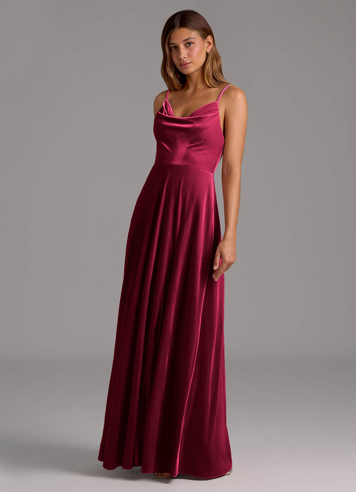 Azazie Sarella Vestidos de damas de honor Vestido de Borgoña de terciopelo de Corte en A con Plisado image1