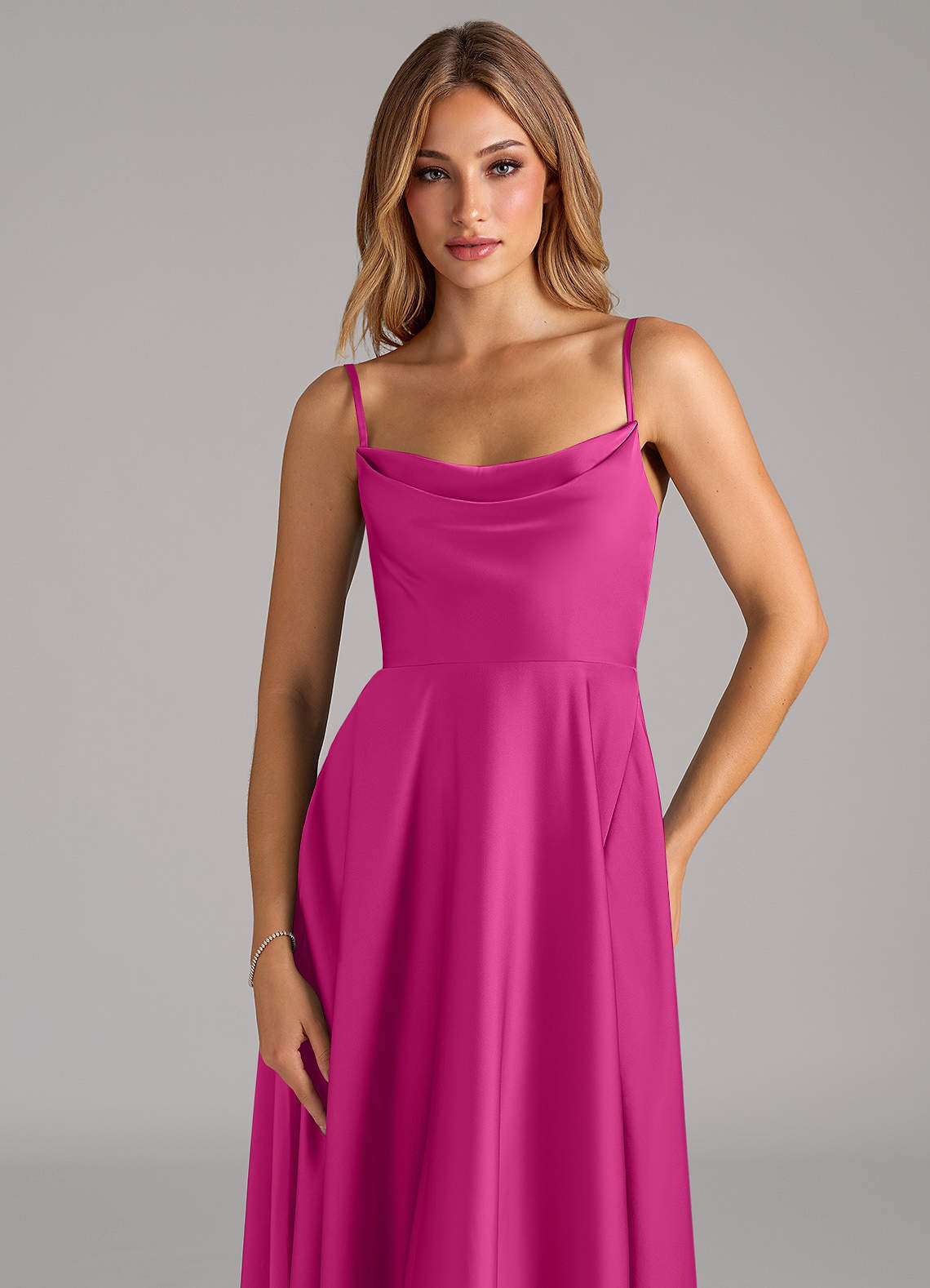 Azazie Elle Robes de demoiselle d'honneur Robe Trapèze en Satin extensible Plissée Fuchsia image1