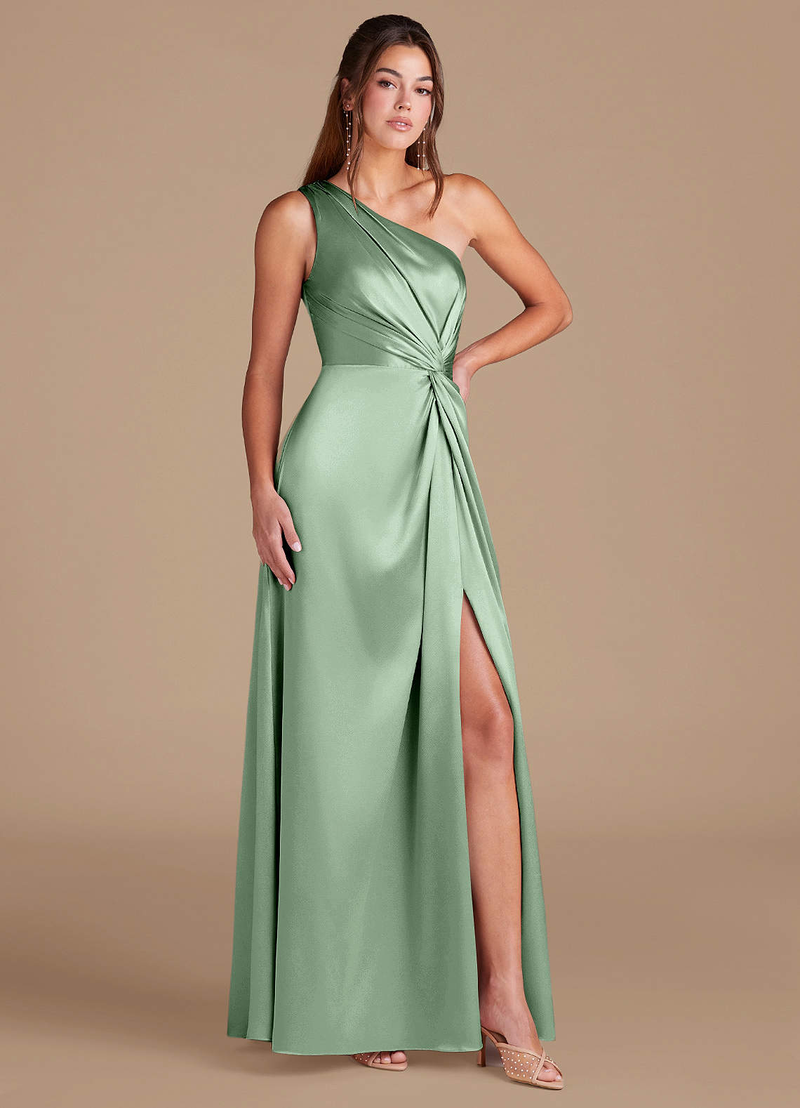 Azazie Brooke Vestidos de damas de honor Vestido de Matcha de Satén Metálico de Corte en A con Hombro unilateral image2