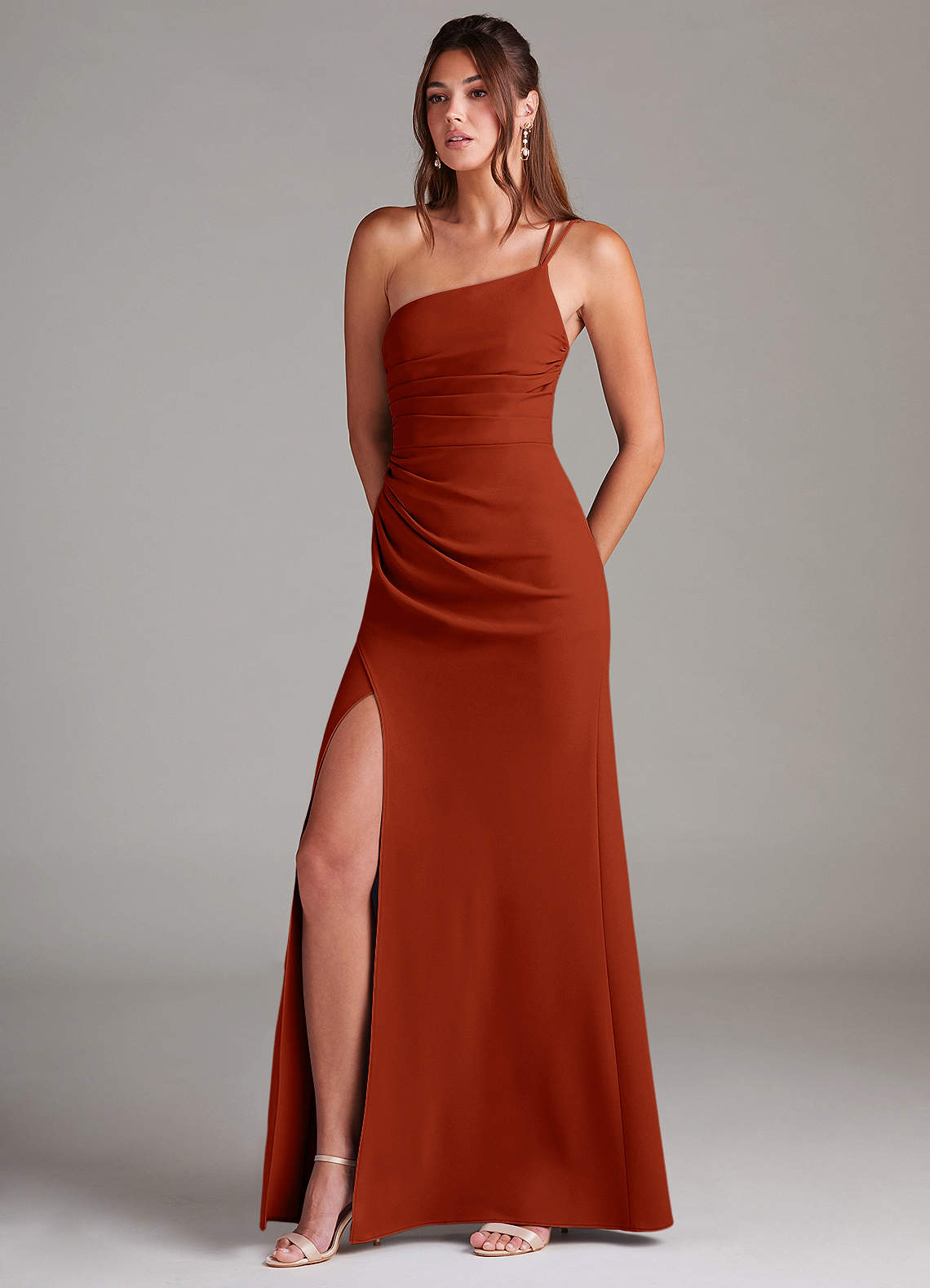 Azazie Eren Robes de demoiselle d'honneur Robe Fourreau en Crêpe Élastique Ue épaule Rouille image1