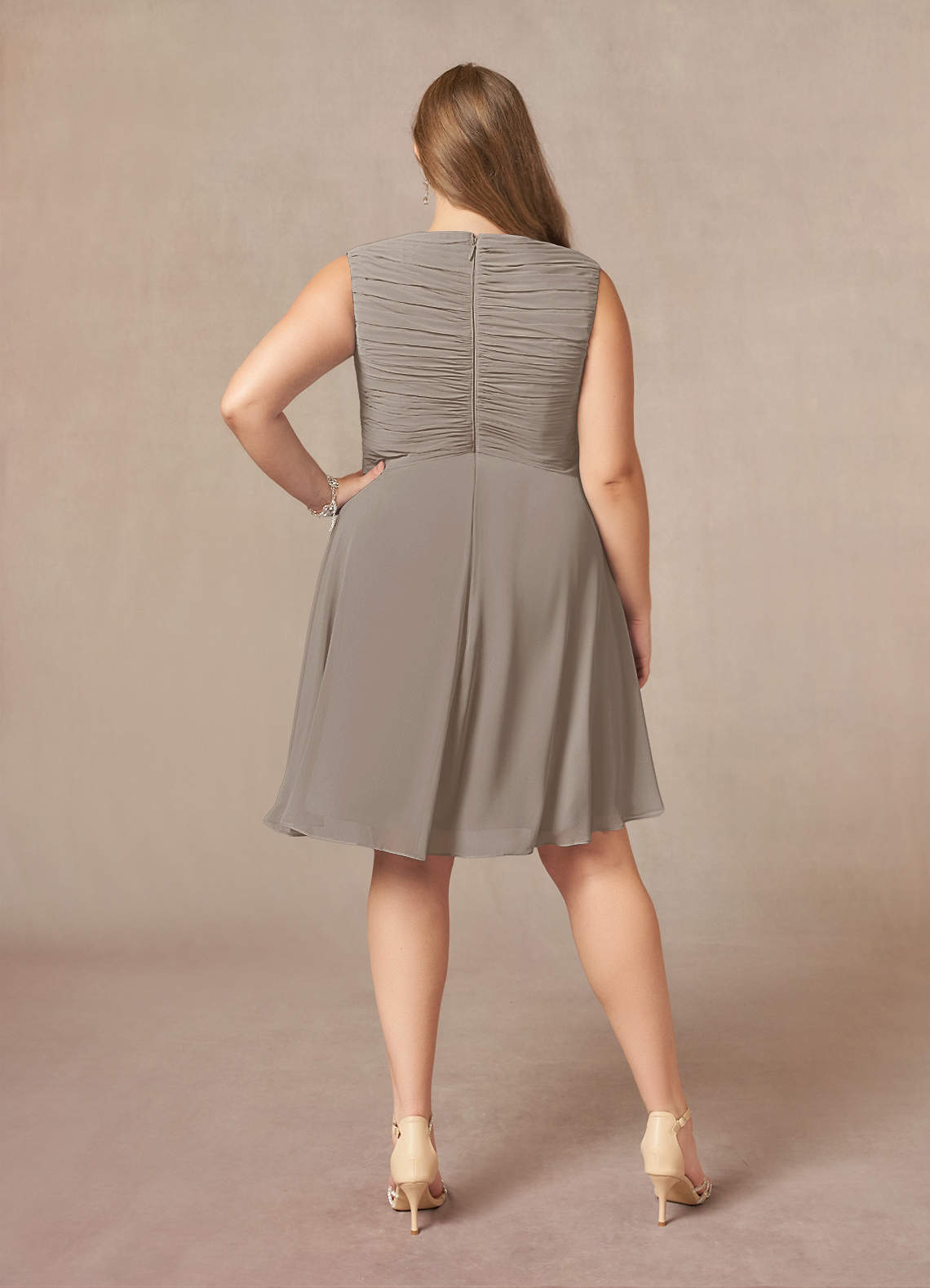 Azazie Theron Mère de la mariée Robes Robe Trapèze en Mousseline de soie Col V plissé Taupe image1