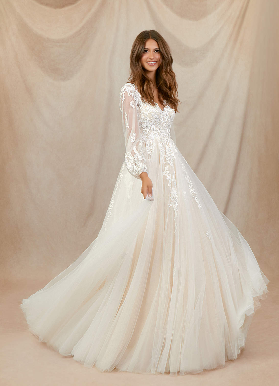 Azazie Anadia Vestidos de novia Vestido de Blanco Diamante Champán de Tul de Corte en A con Cuello en V image1