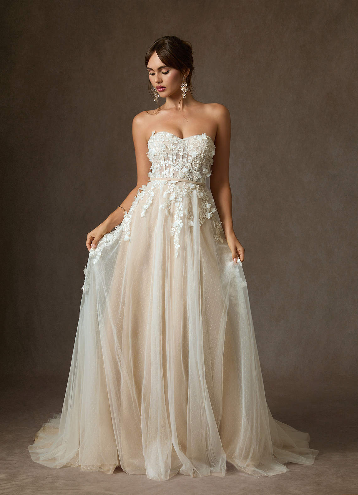 Azazie Wynery Vestidos de novia Vestido de Blanco Diamante Nude de Encaje de Corte Princesa con Vestidos sin tirantes image7