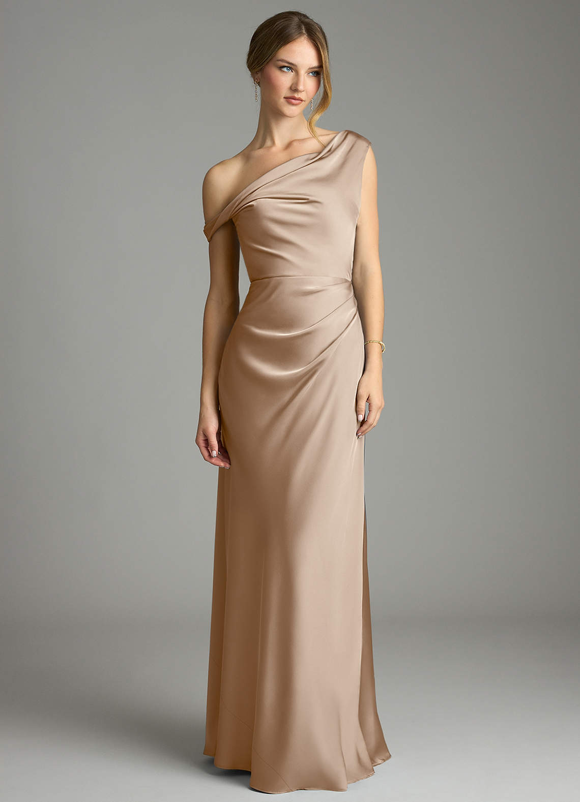Azazie Emerson Jurken voor bruidsmeisjes Jurk van Stretch Satijn met Zeemeermin Off the Shoulder Taupe image3
