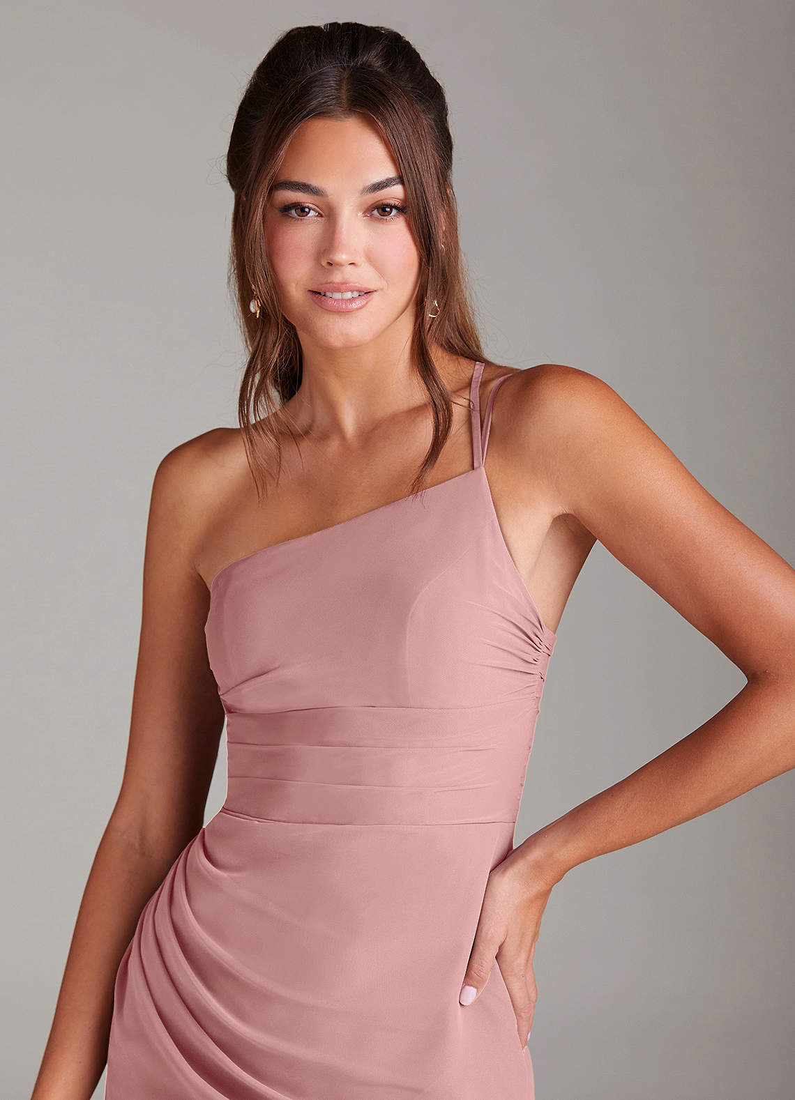 Azazie Eren Vestidos de damas de honor Vestido de Rosa Polvorienta de Gasa de Corte Recto con Hombro unilateral image5