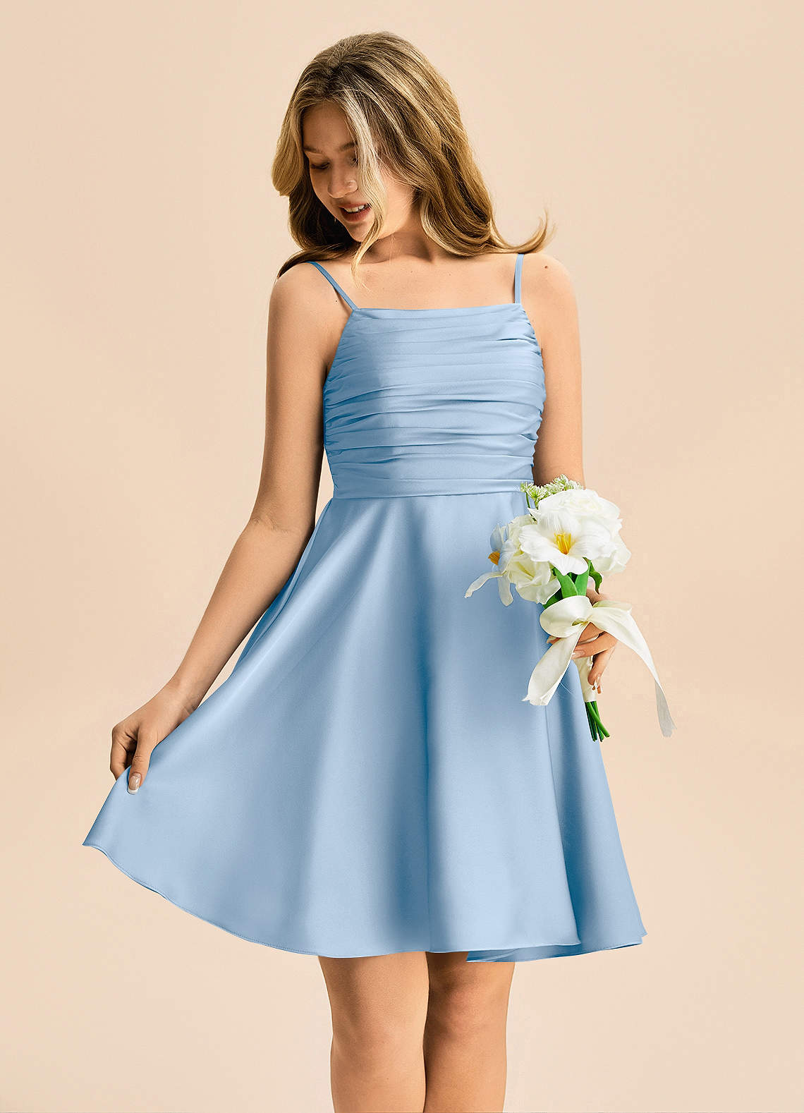 Azazie Miko Junior Abito A-Line in Raso Elasticizzato Plissettato Azzurro Polvere image3