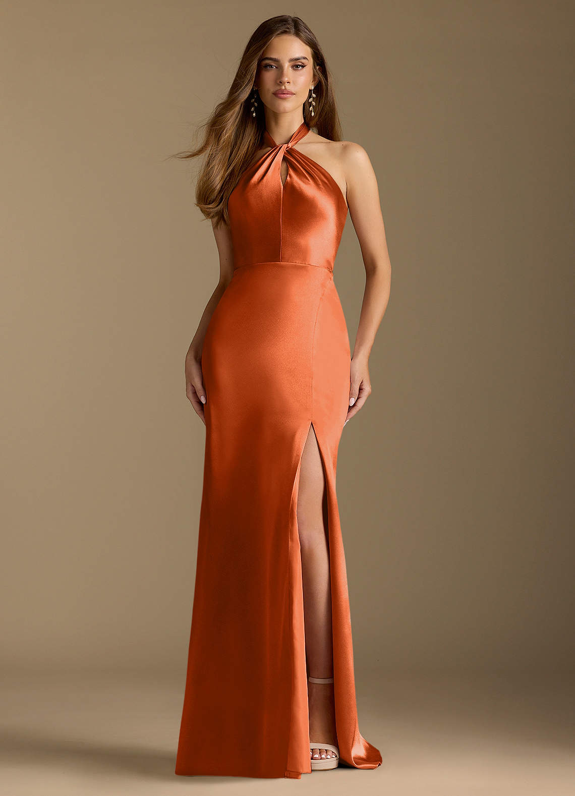 Azazie Tracie Probar vestidos en casa Vestido de Castaño de Satén Metálico de Corte en A con Plisado image1