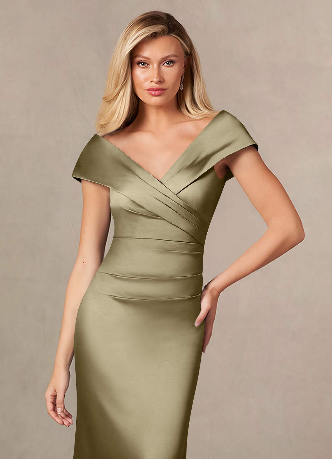 Azazie Ludlow vestidos de madre de la novia Vestido de Musgo Verde de Satén Elástico de Sirena con Plisado image5