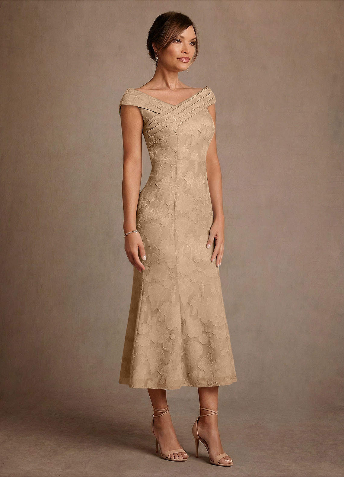 Azazie Keith Vestidos para mãe da noiva Vestido Champanhe de Esgotamento Floral de Bainha com Plissado image2