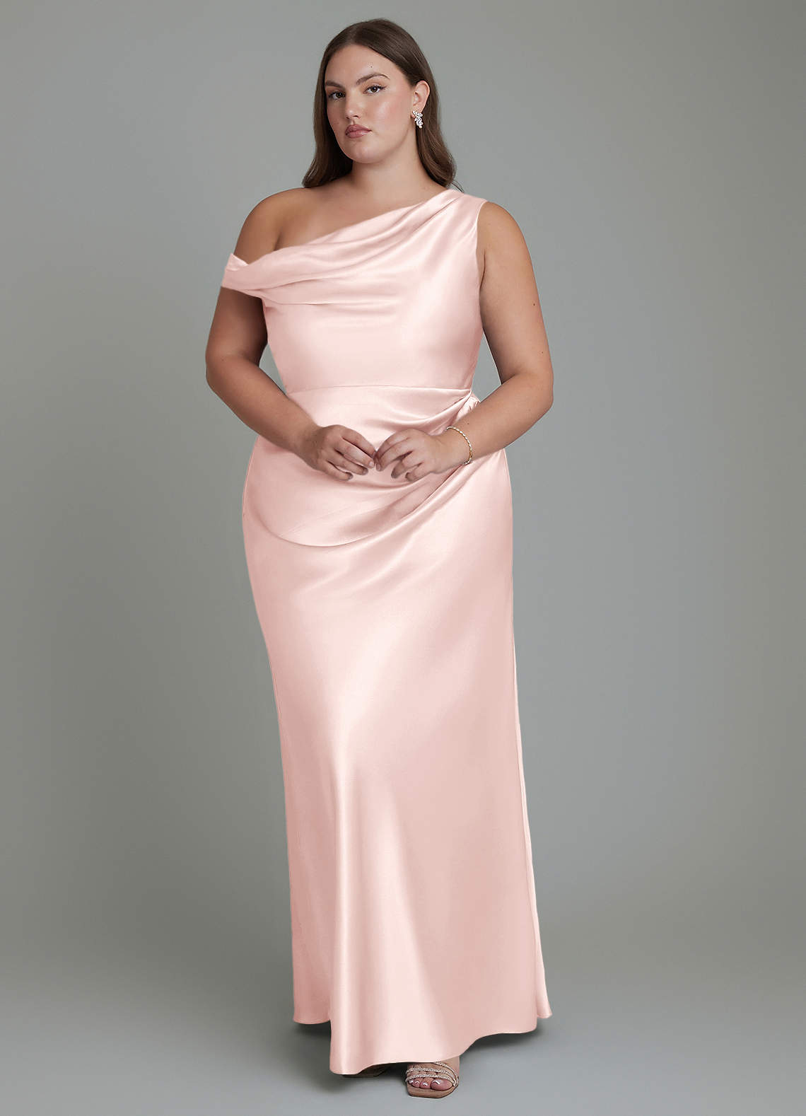 Azazie Emerson Vestidos de damas de honor Vestido Rosa Rubor de Satén Metálico de Corte Sirena con Hombros descubiertos image1