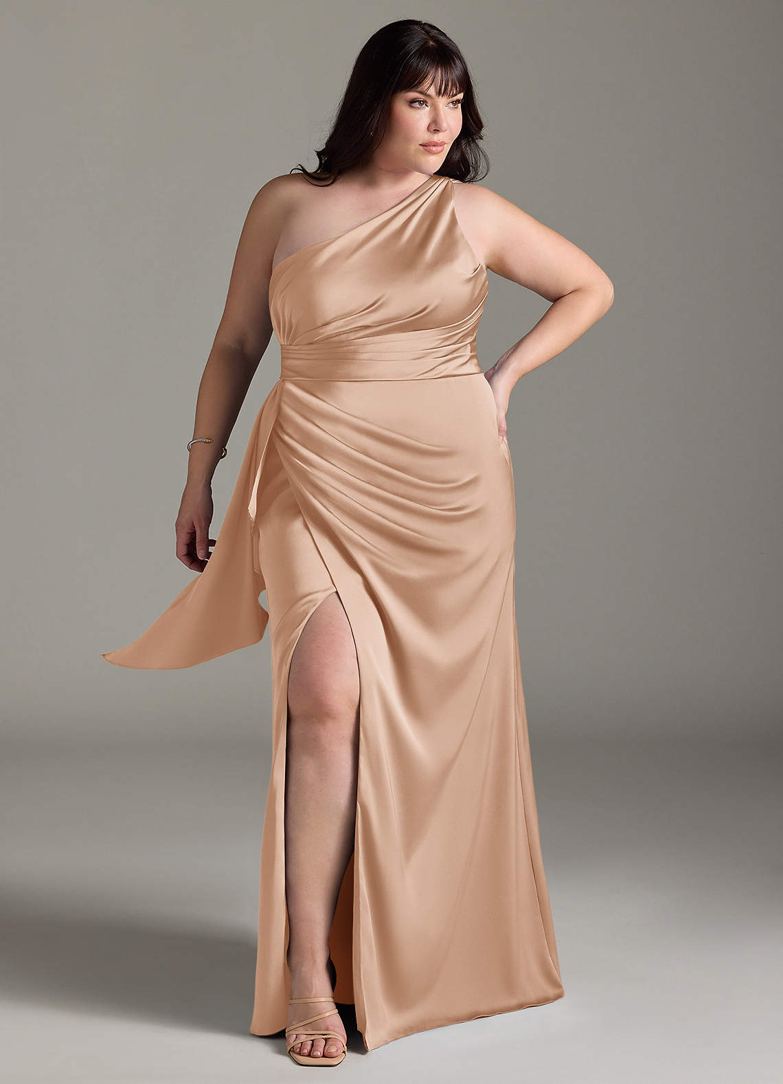 Azazie Maive Robes de demoiselle d'honneur Robe Fourreau en Satin extensible Rayé Rose Perle image1