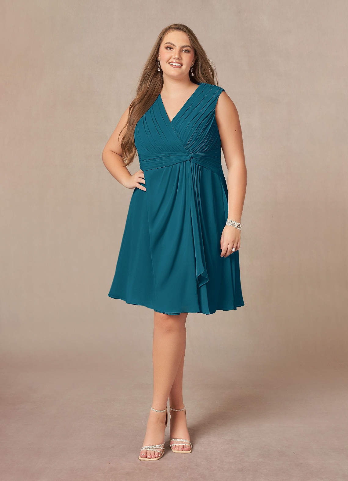 Azazie Theron Mère de la mariée Robes Robe Trapèze en Mousseline de soie Col V plissé Bleu Encre image1