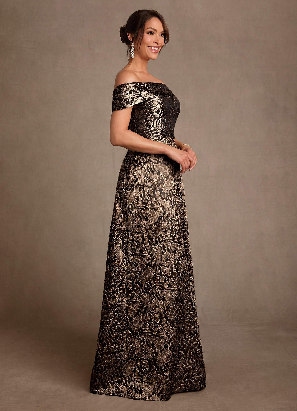 Azazie Jossie Vestidos para mãe da noiva Vestido Jacquard Ébano Dourado de Jacquard de Linha A com Ombros Caídos image2