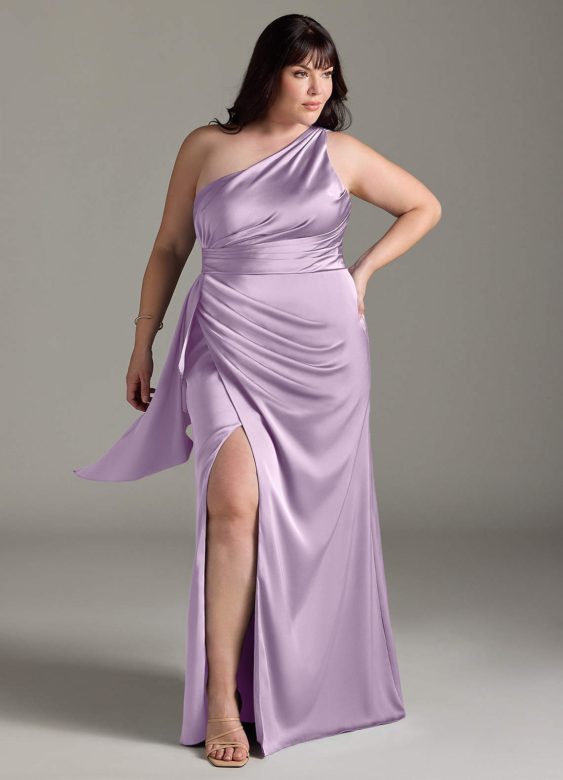 Azazie Maive Robes de demoiselle d'honneur Robe Fourreau en Satin extensible Rayé Frostiges Flieder image1