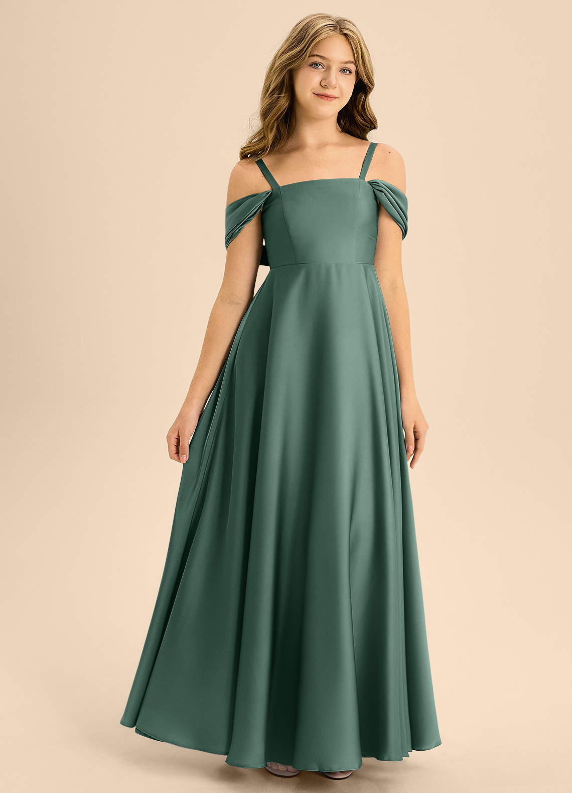 Azazie Rowena Junior Vestido de Eucalipto de Satén Elástico de Corte en A con Lazo image2