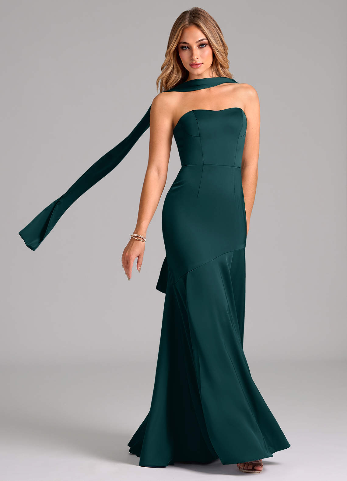 Azazie Shiloh Robes de demoiselle d'honneur Robe Sirène Convertible en Satin extensible Sans bretelle Vert Pin image1