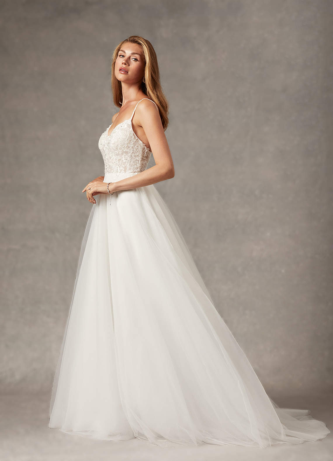 Azazie Tatiana Probar vestidos en casa Vestido de Diamante Blanco de Tul de Corte en A con Lentejuelas cuello pico image1
