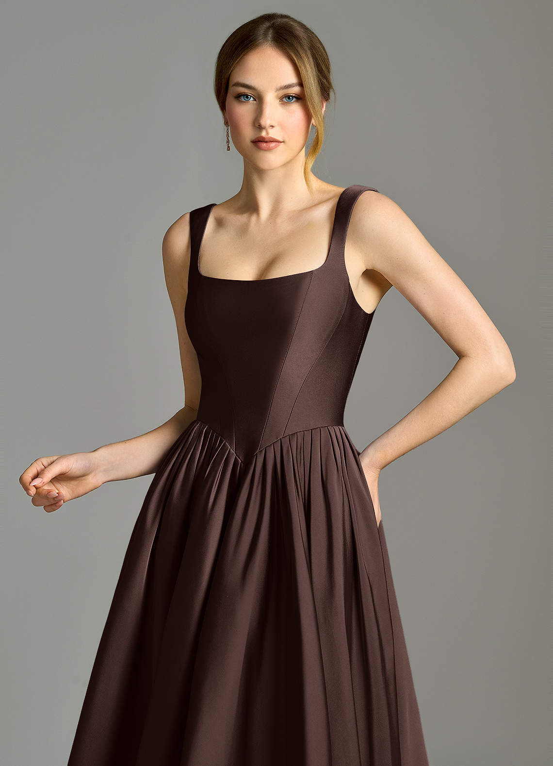 Azazie Verina Robes de demoiselle d'honneur Robe Trapèze en Satin extensible Plissée Ganache image1