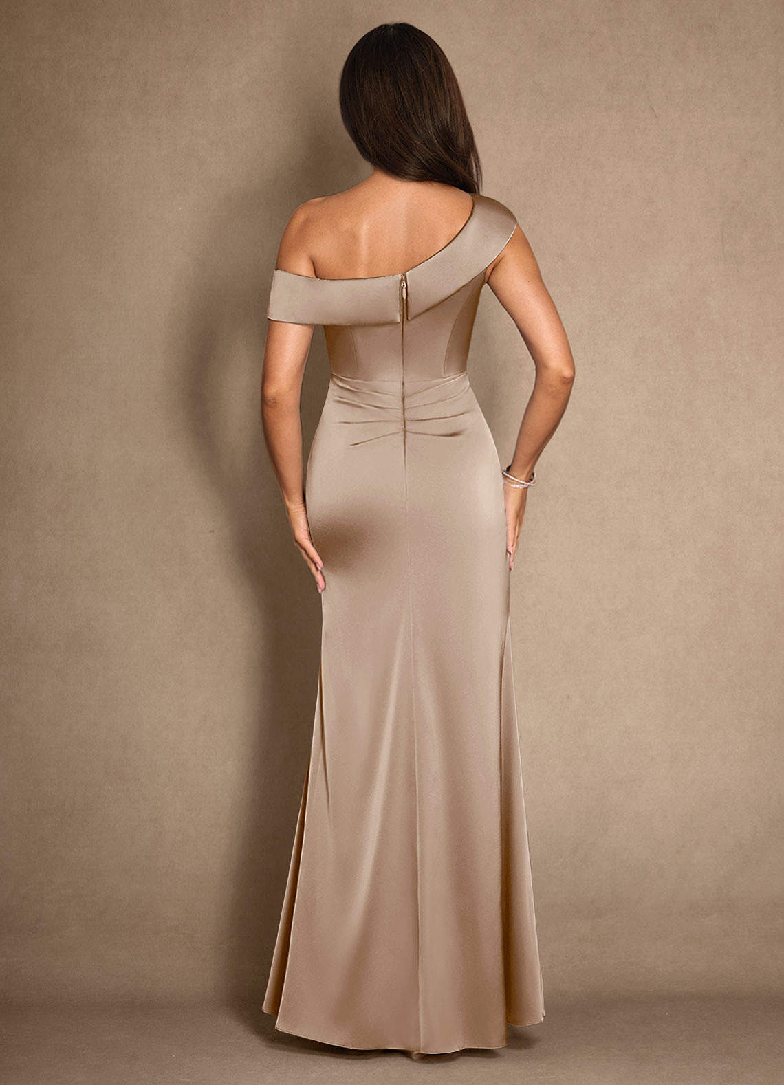 Azazie Hamptons vestidos de madre de la novia Vestido de Gris Pardo de Satén Elástico de Corte En A con Plisado image1