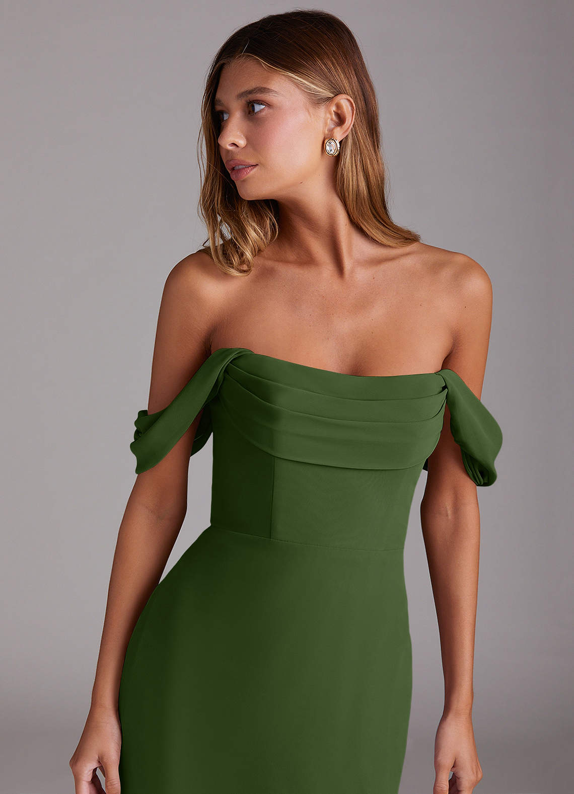 Azazie Saige Vestidos de madrinha de casamento Vestir Oliva de Chiffon de Linha A com Fora do ombro image4