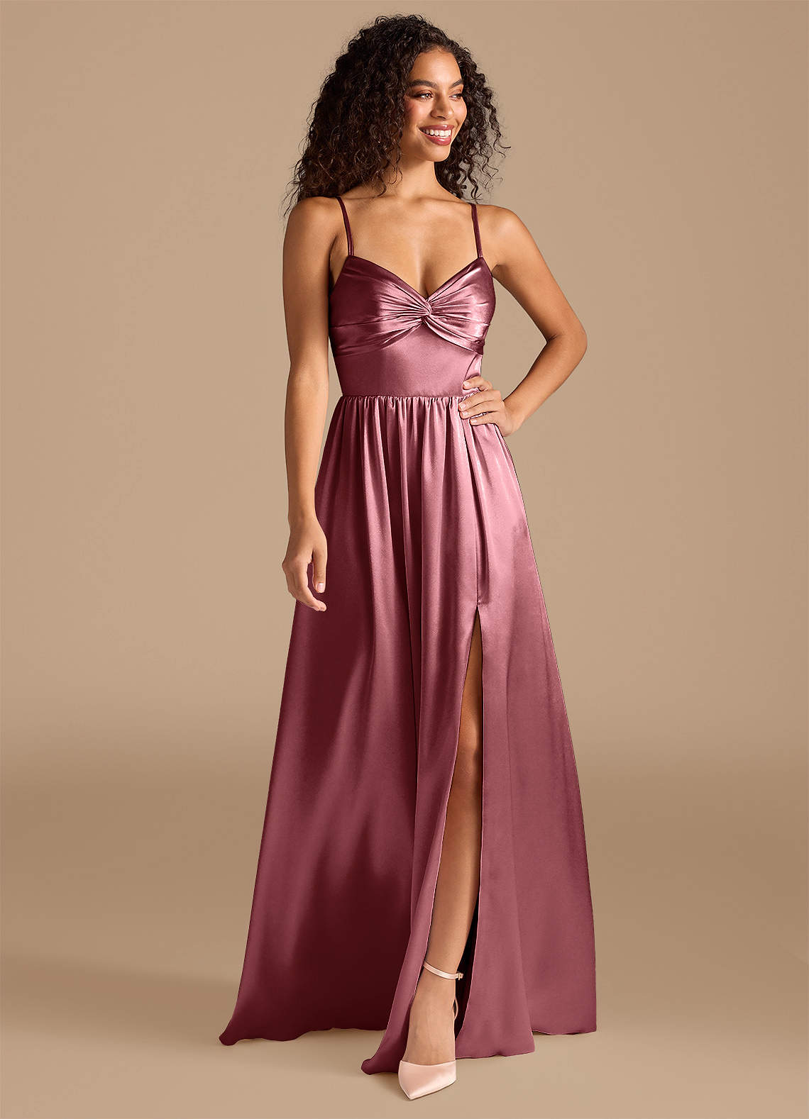 Azazie Zeya Robes de demoiselle d'honneur Robe Trapèze en Satiné métallisé Plissée Rose Du Désert image1