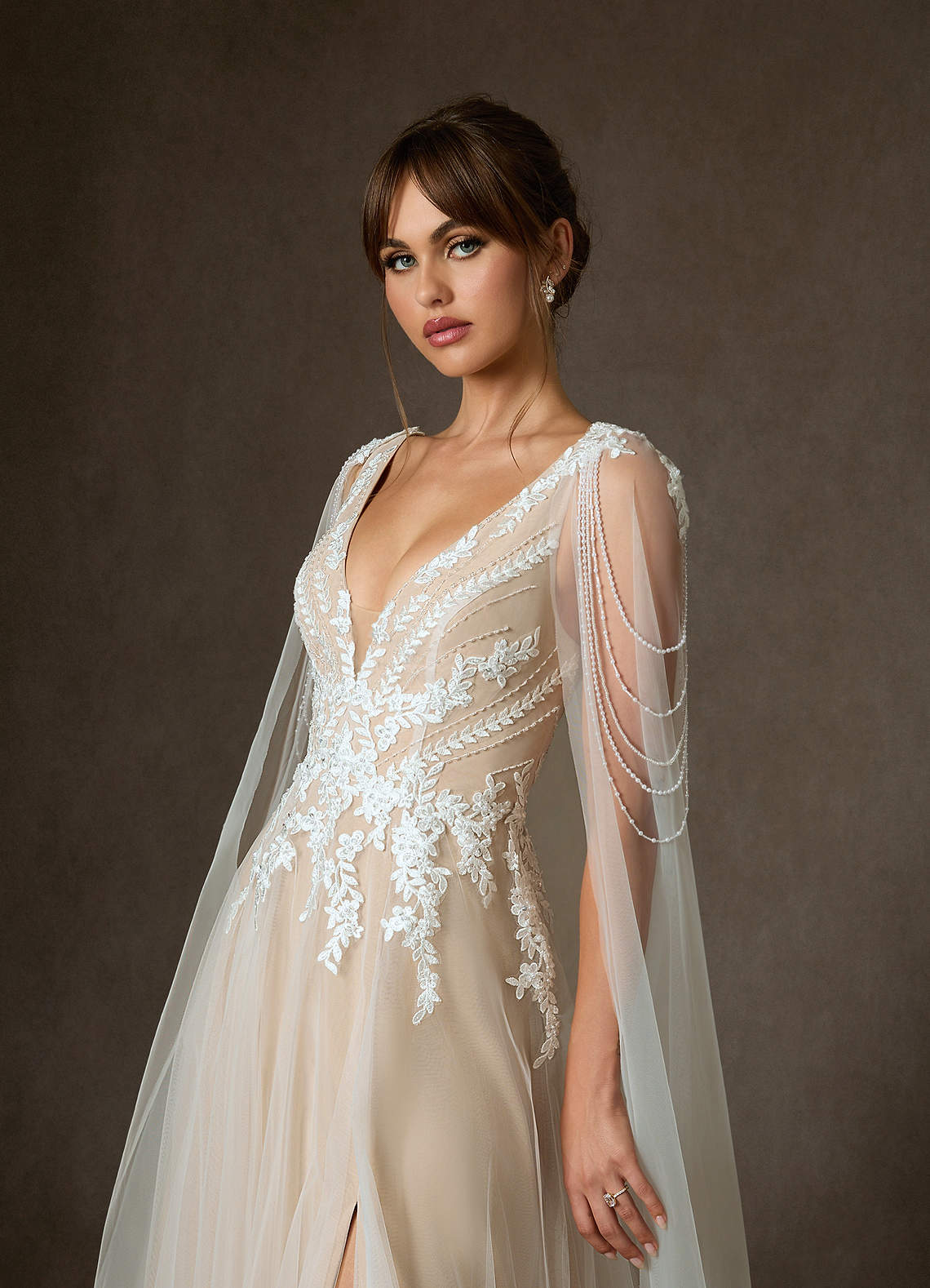 Azazie Goddess Robes de mariée Robe Trapèze en Tulle Col V à paillettes Diamant Blanc Champagne image7