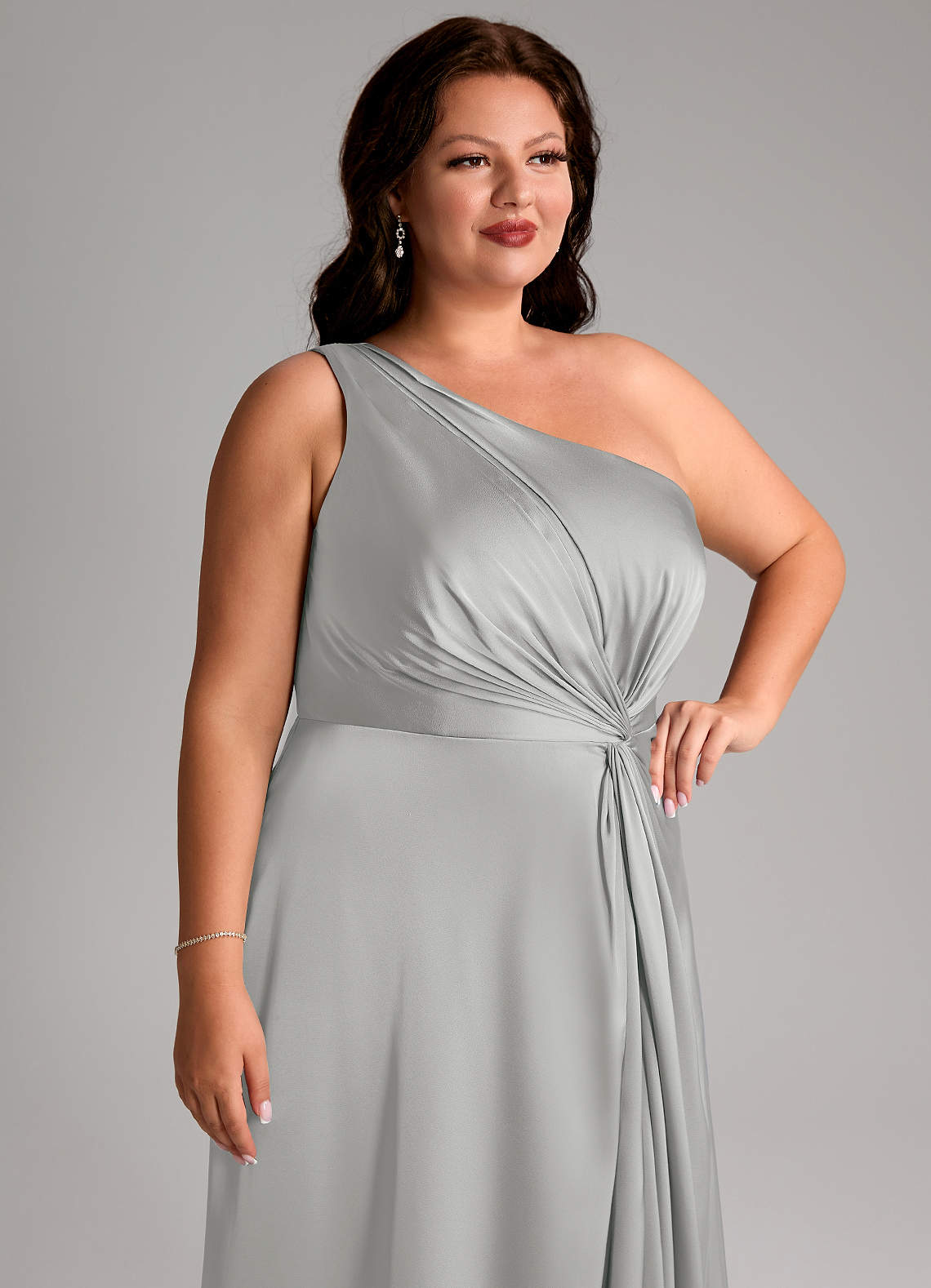 Azazie Brooke Robes de demoiselle d'honneur Robe Trapèze en Satin extensible Une épaule Argent image13