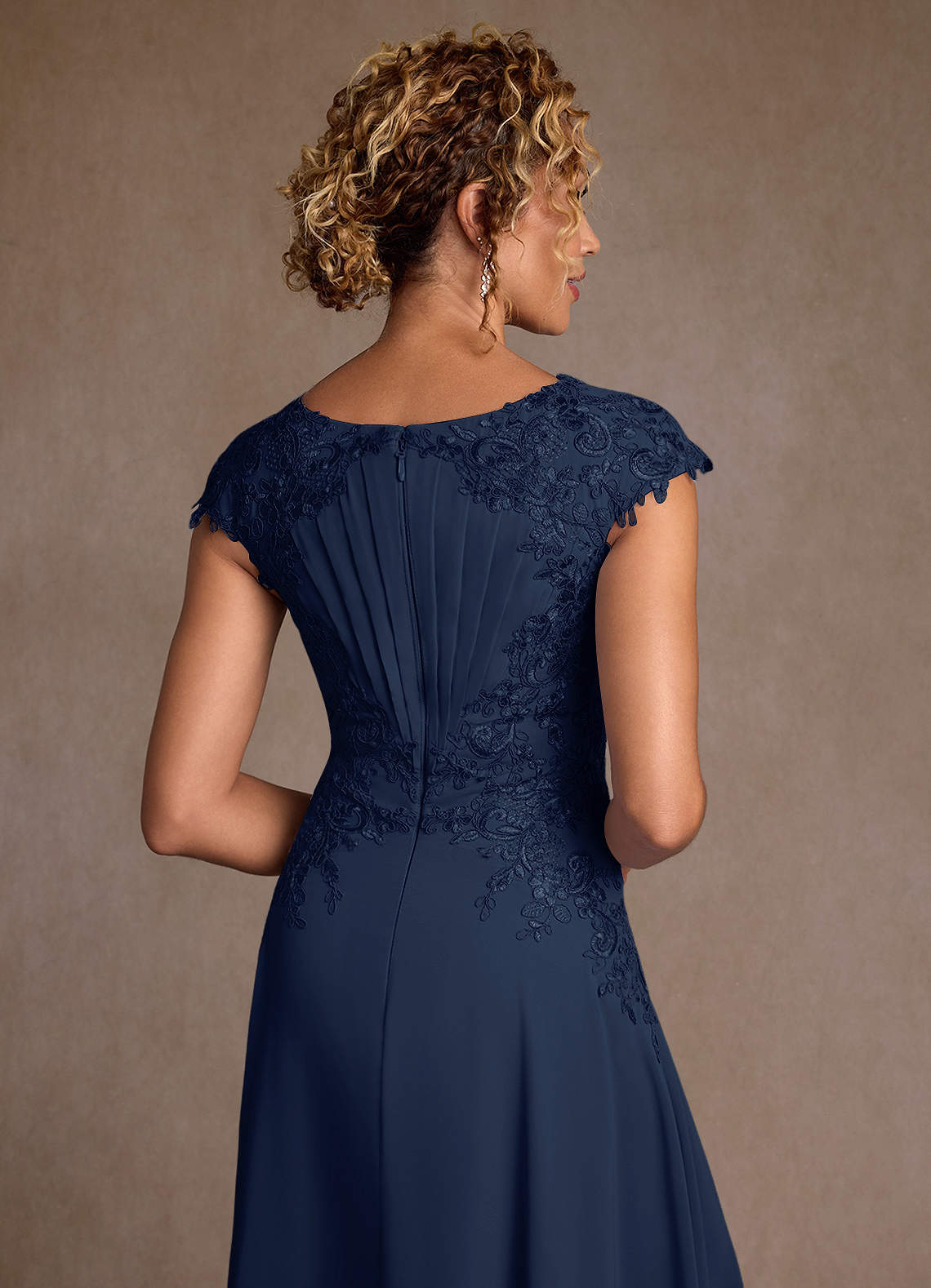 Azazie Crista Mère de la mariée Robes Robe Trapèze en Mousseline de soie Dentelle Bleu Marine Foncé image5
