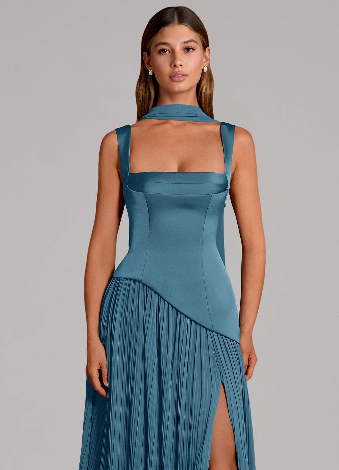 Azazie Stephanie Vestidos de madrinha de casamento Vestido Bermudas de Cetim elástico de Linha A com Plissado image5