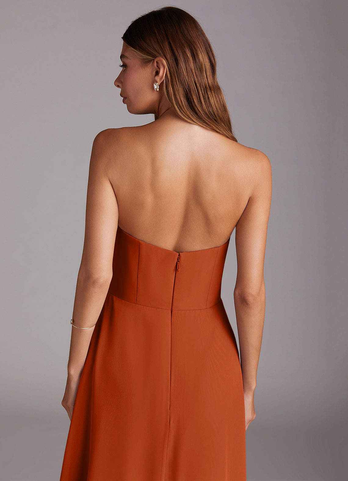 Azazie Wren Essayer des robes à la maison Robe Trapèze Convertible en Mousseline de soie Fente Latérale Auburn image6