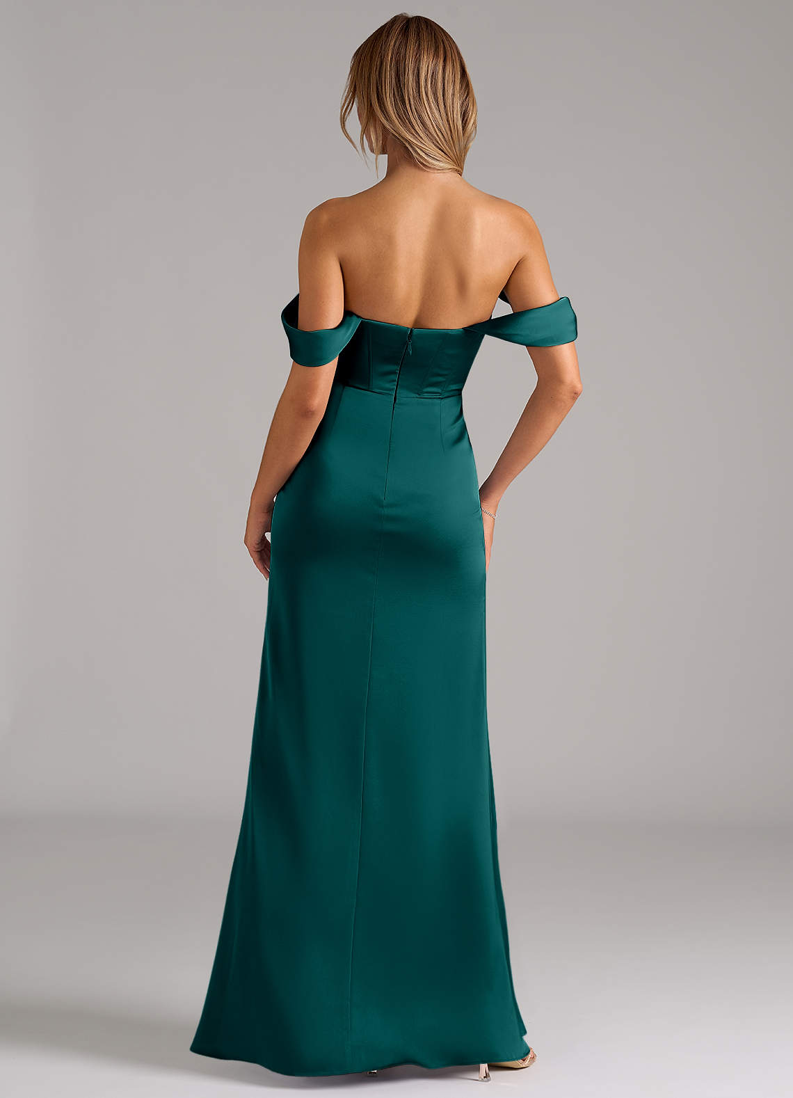 Azazie Johana Robes de demoiselle d'honneur Robe Sirène Convertible en Satin extensible Épaule décolletée Paon image3