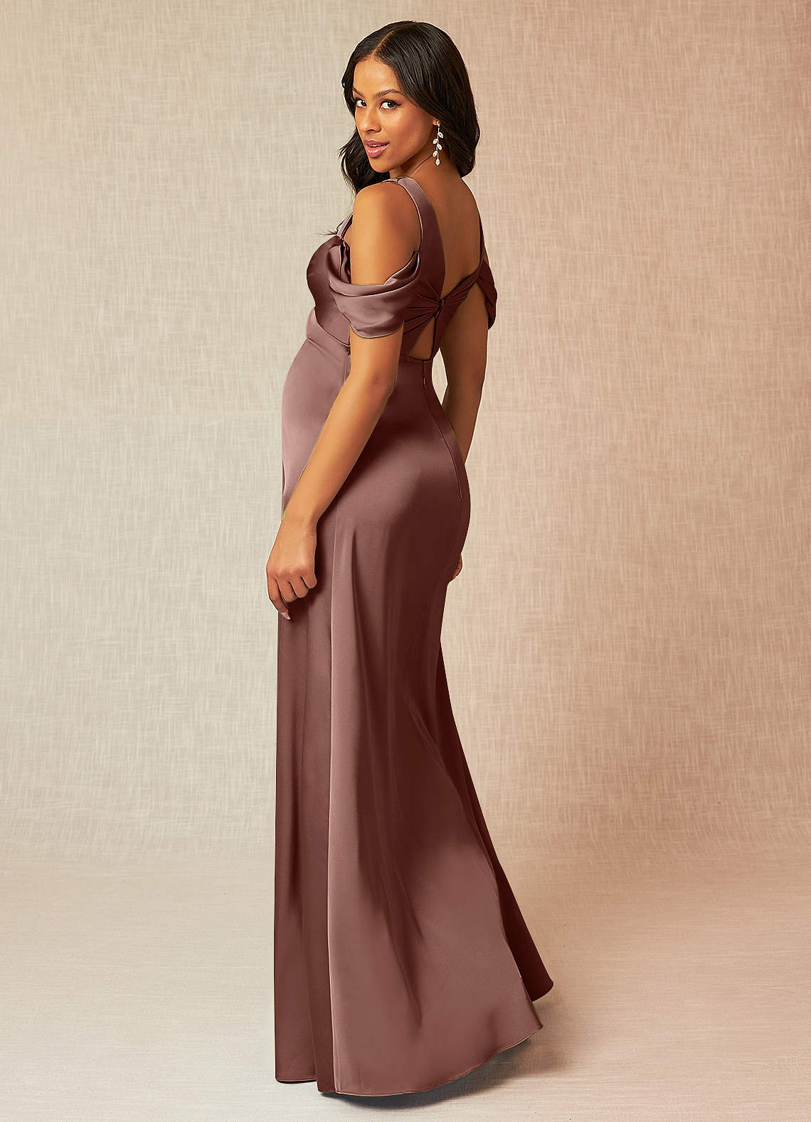 Azazie Rhea vestidos de dama de honor de maternidad Vestido de Corte En A Off The Shoulder Plisado Hasta el suelo Satén Elástico image9