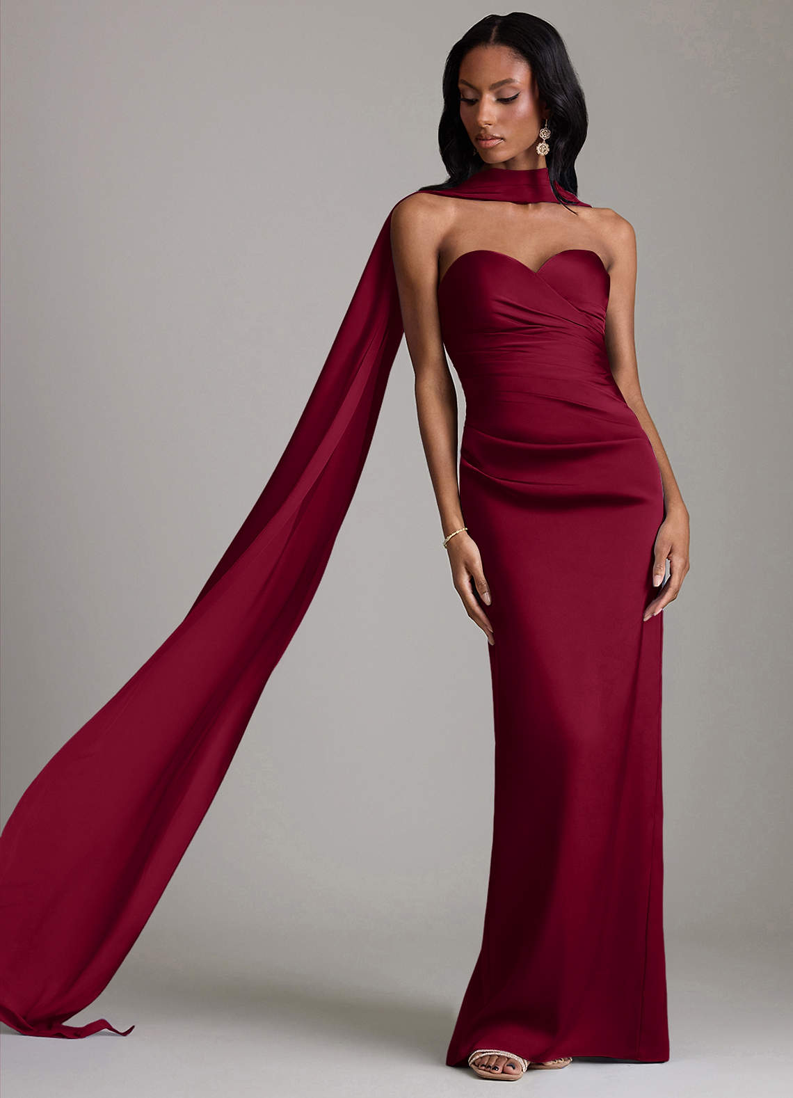 Azazie Sonora Essayer des robes à la maison Robe Fourreau en Satin extensible Sans bretelles Bourgogne image7