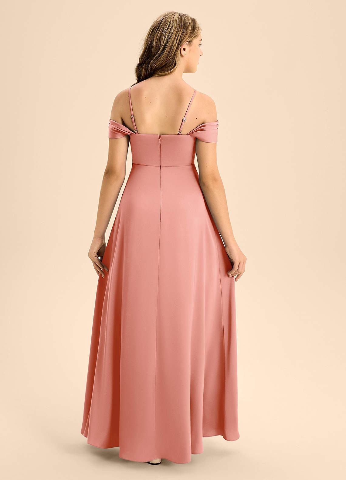 Azazie Anselie Junior Vestido Coral de Cetim elástico de Linha A com Fora do ombro image1