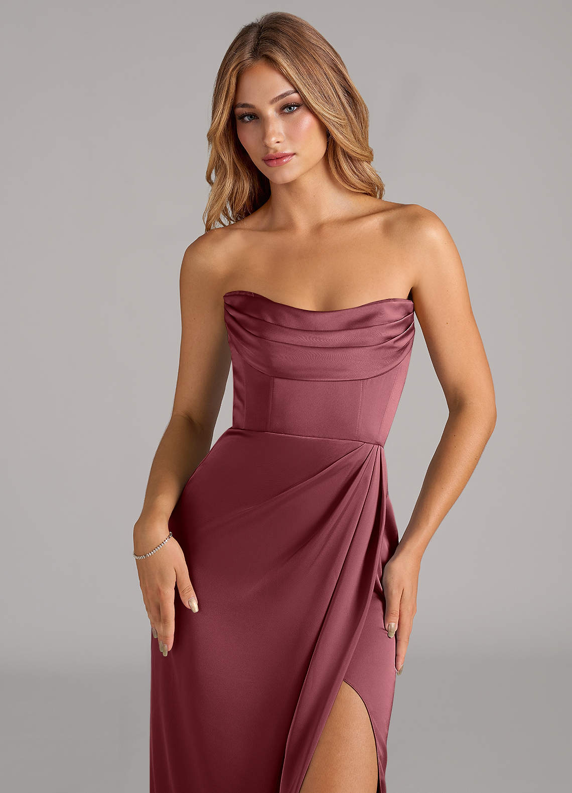 Azazie Johana Robes de demoiselle d'honneur Robe Sirène Convertible en Satin extensible Épaule décolletée Rose Du Désert image1
