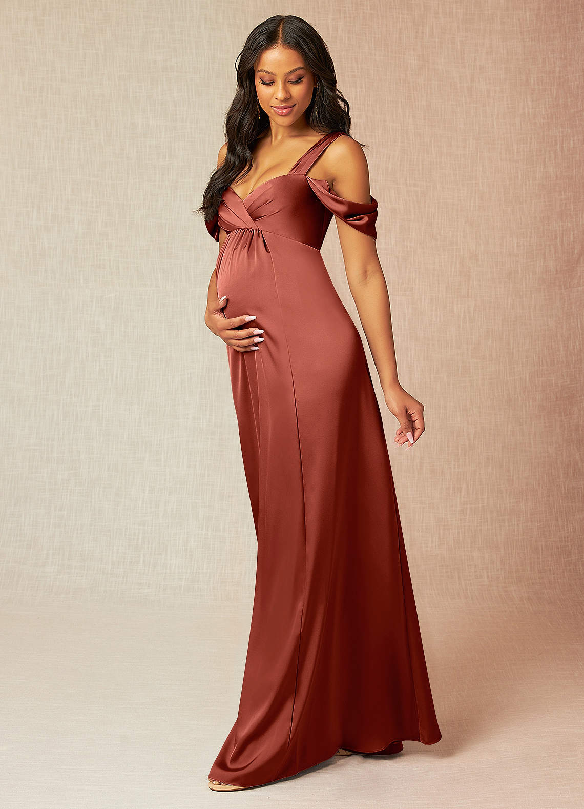 Azazie Rhea vestidos de dama de honor de maternidad Vestido de Corte En A Off The Shoulder Plisado Hasta el suelo Satén Elástico image2