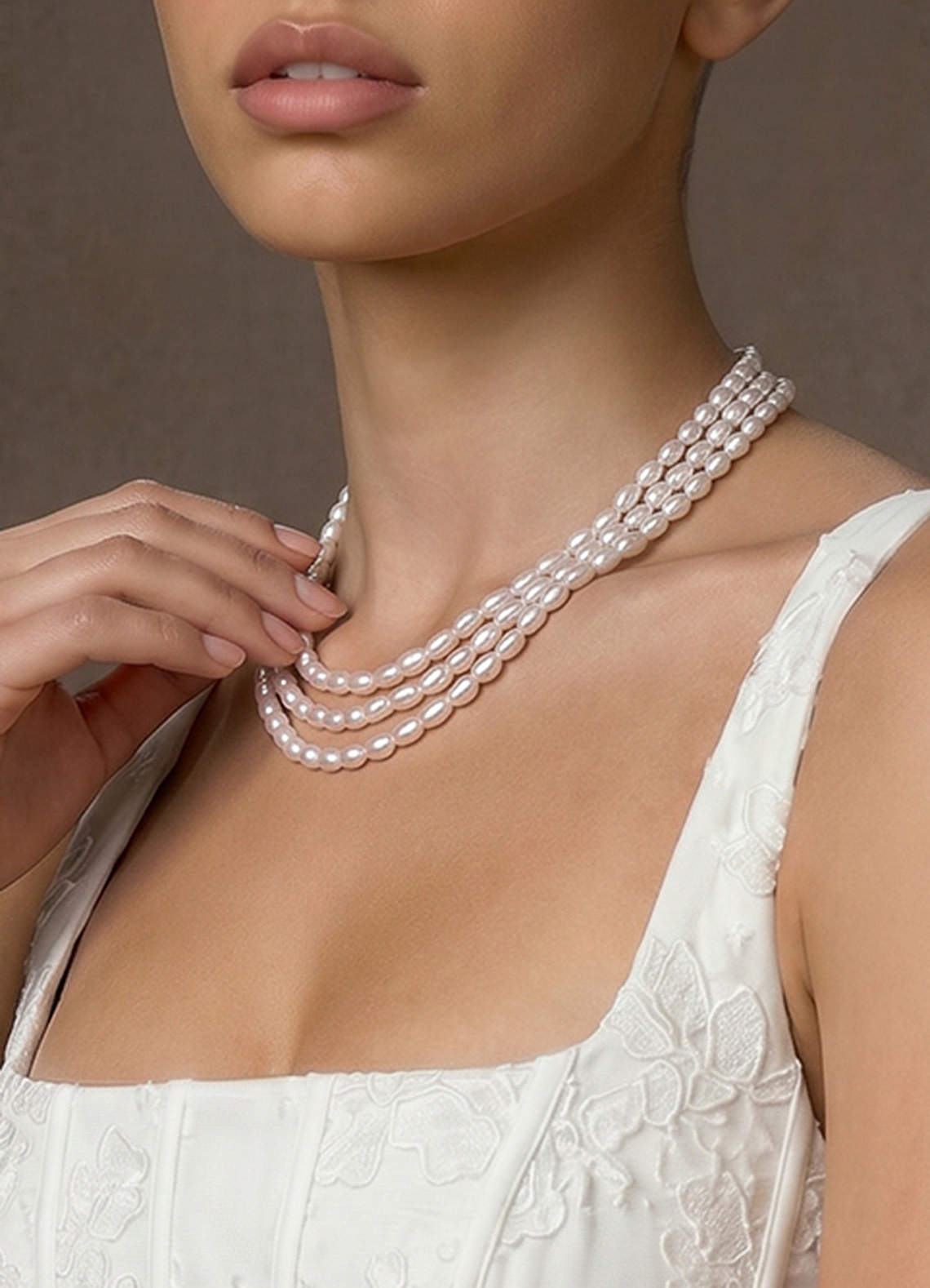 front Halskæde med flere lag af perler og choker