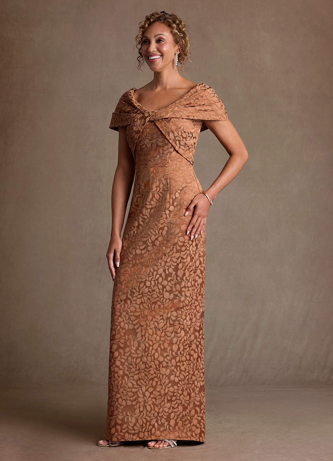 Azazie Atkins Mère de la mariée Robes Robe Colonne en Jacquard Floral Épaule décolletée Caramel Cacao image3