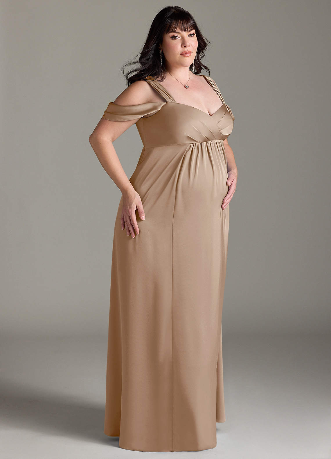 Azazie Rhea vestidos de dama de honor de maternidad Vestido de Corte en A Off The Shoulder Plisado Hasta el suelo Satén Elástico image9