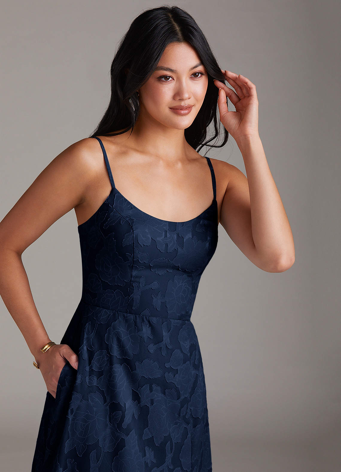 Azazie Moira Robes de demoiselle d'honneur Robe Trapèze en Blumen-Burnout Fente Latérale Bleu Marine Foncé image4