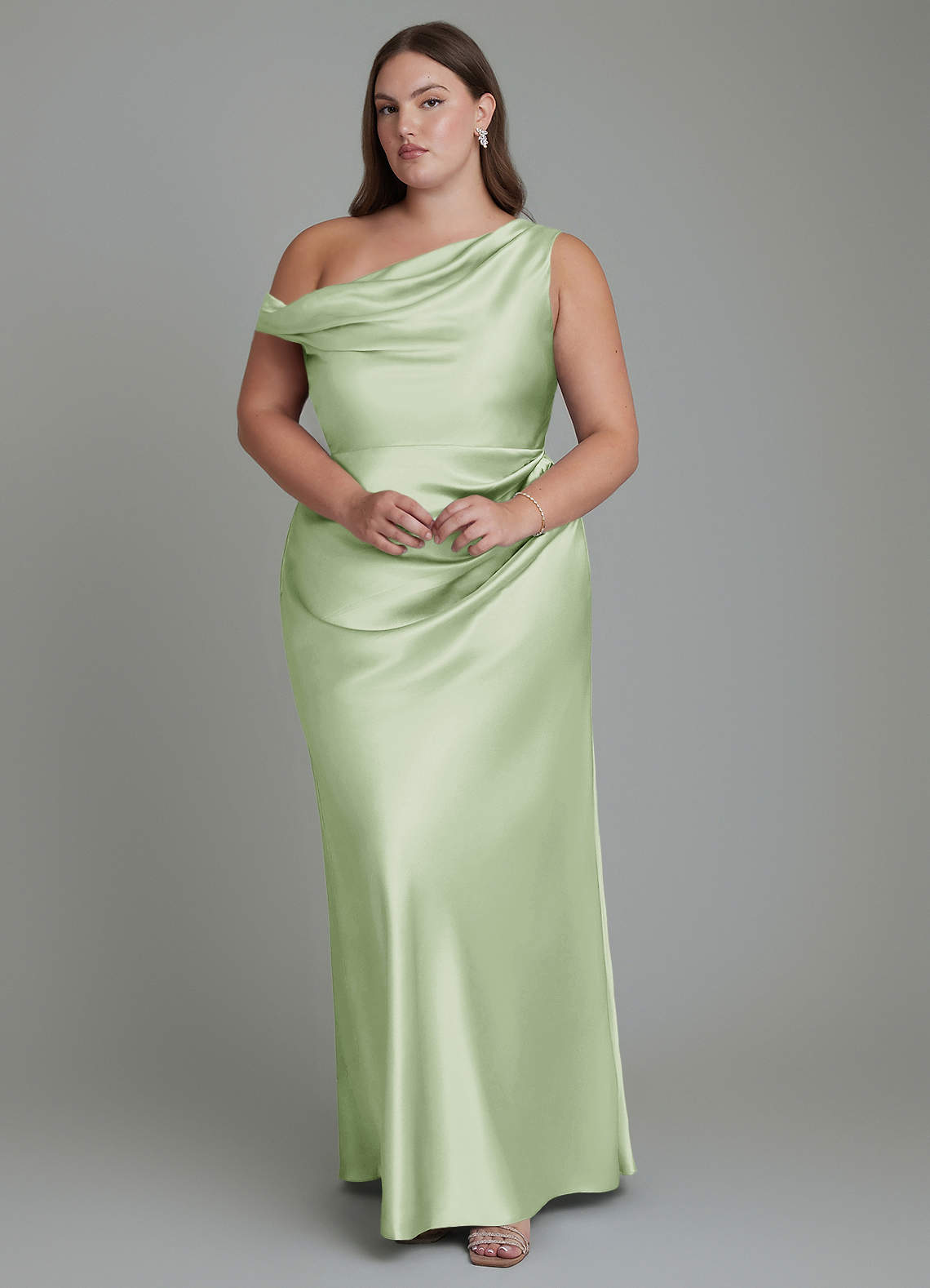 Azazie Emerson Vestidos de damas de honor Vestido Salvia Polvorienta de Satén Metálico de Corte Sirena con Hombros descubiertos image1