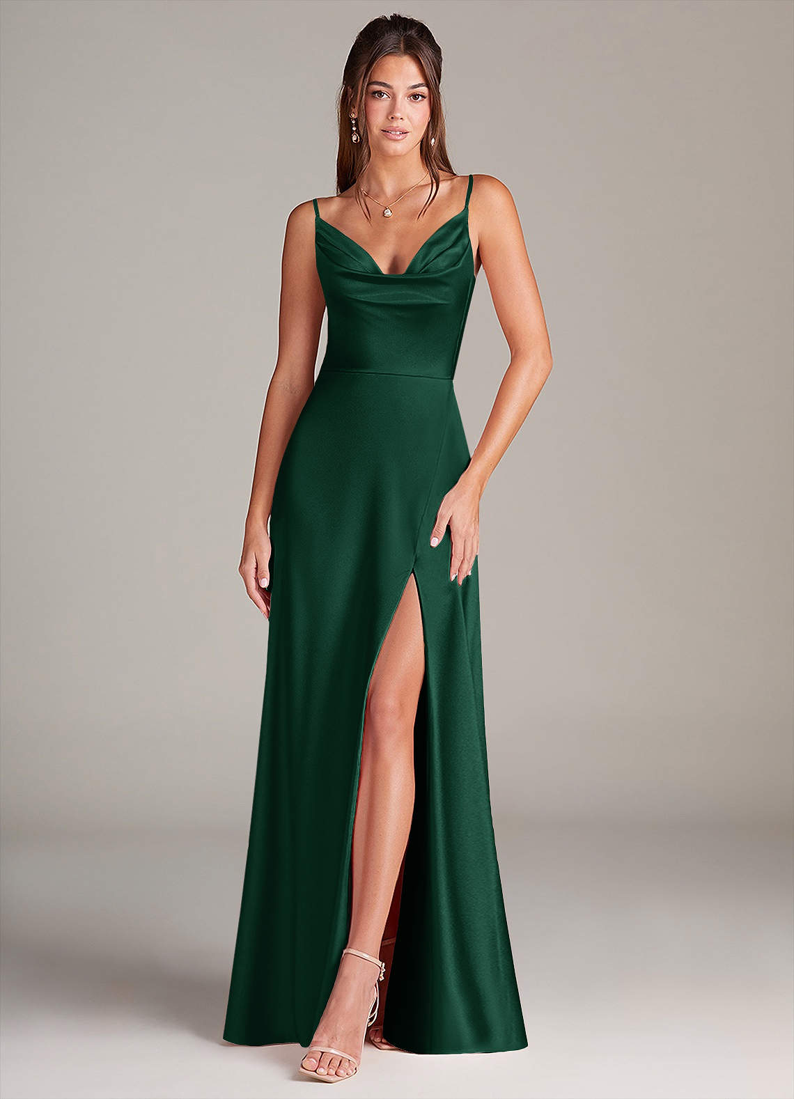 Azazie Sarella Robes de demoiselle d'honneur Robe Trapèze en Satin extensible Plissée Vert Foncé image1