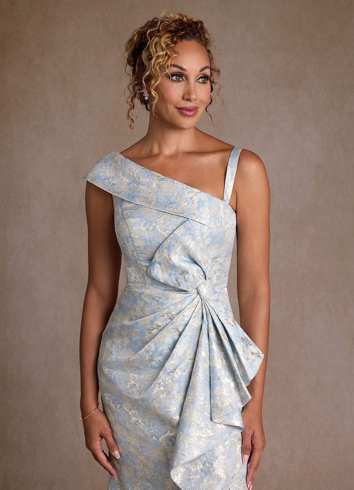 Azazie Hampton Vestidos para mãe da noiva Vestido Azul Empoeirado de Jacquard de sereia com Um ombro image4