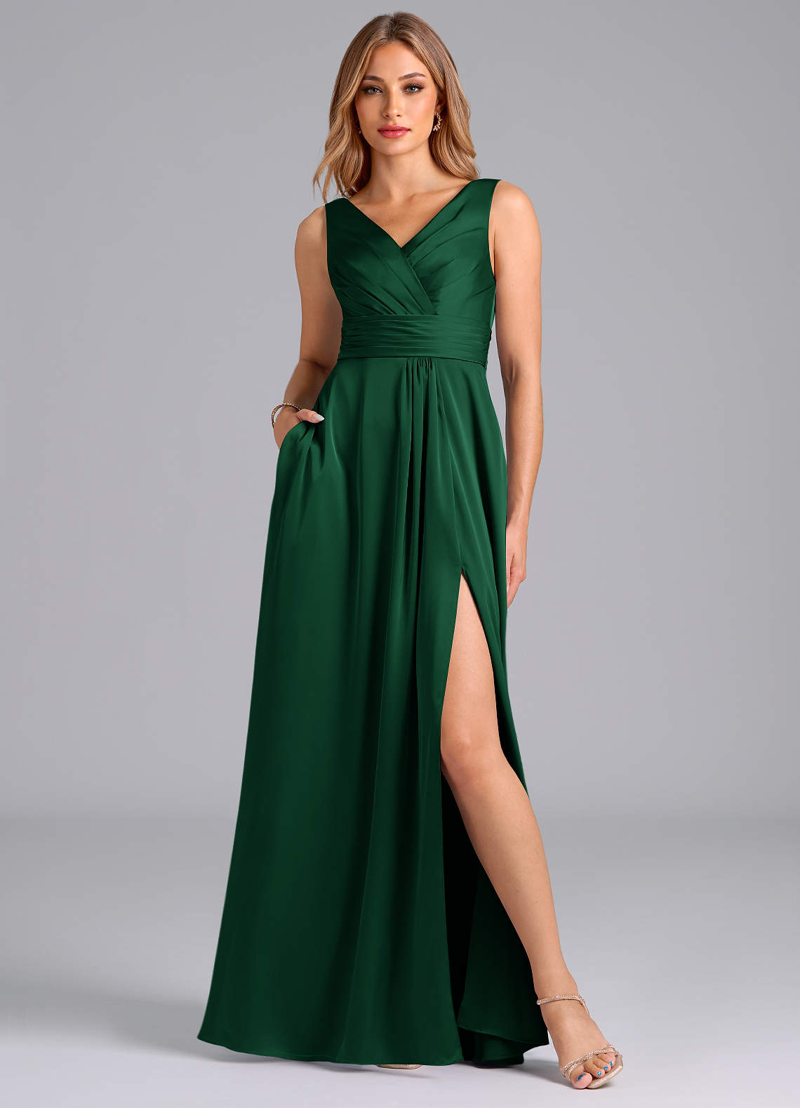 Azazie Karina Robes de demoiselle d'honneur Robe Trapèze en Satin extensible Plissée Vert Foncé image1