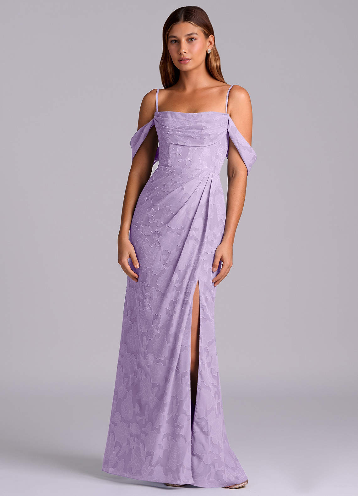 Azazie Johana Robes de demoiselle d'honneur Robe Sirène Convertible en Blumen-Burnout Épaule décolletée Lilas image5