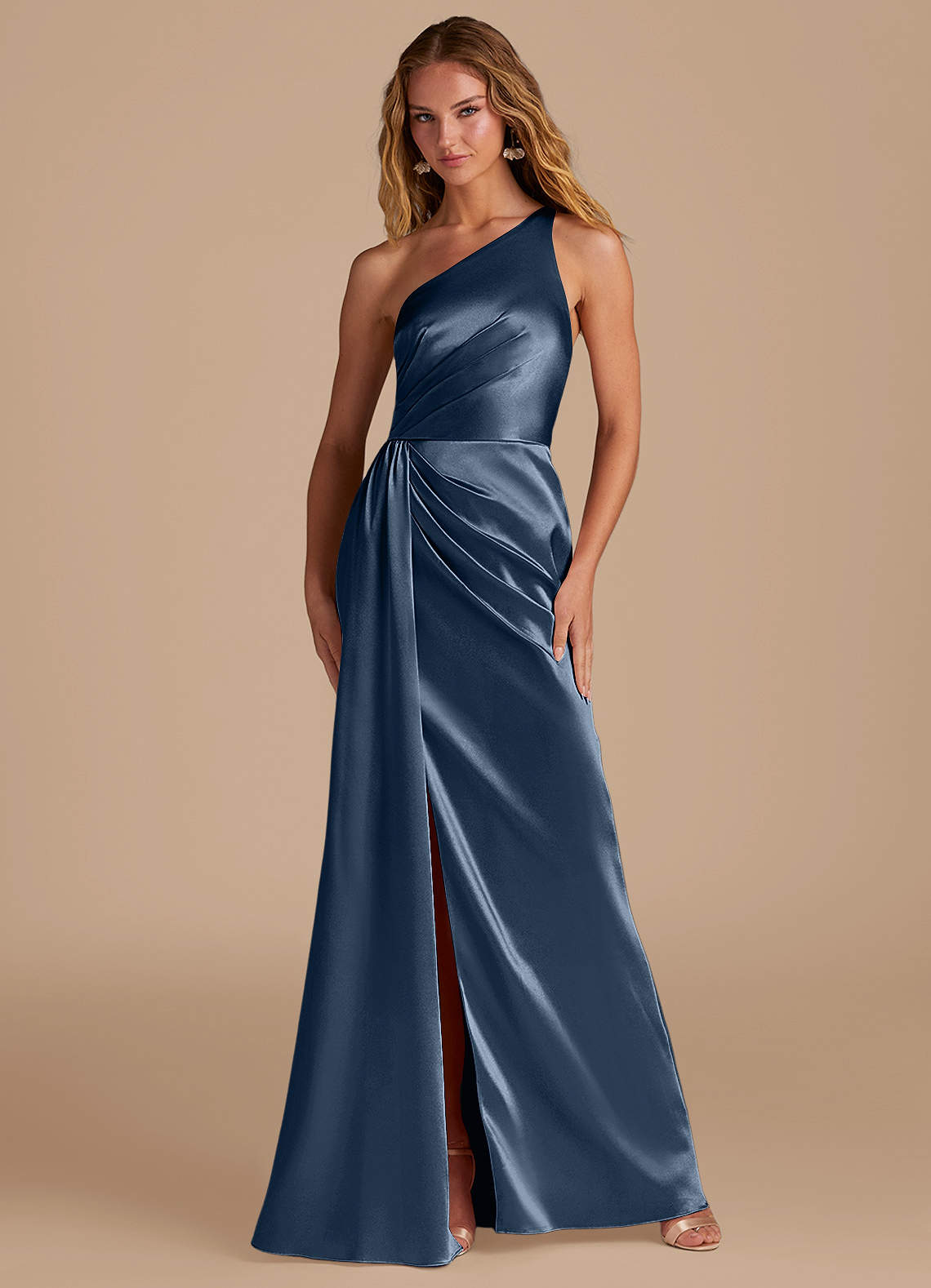 Azazie Mika Vestidos de damas de honor Vestido de Azul Marino Oscuro de Satén Metálico de Corte Recto con Hombro unilateral image1